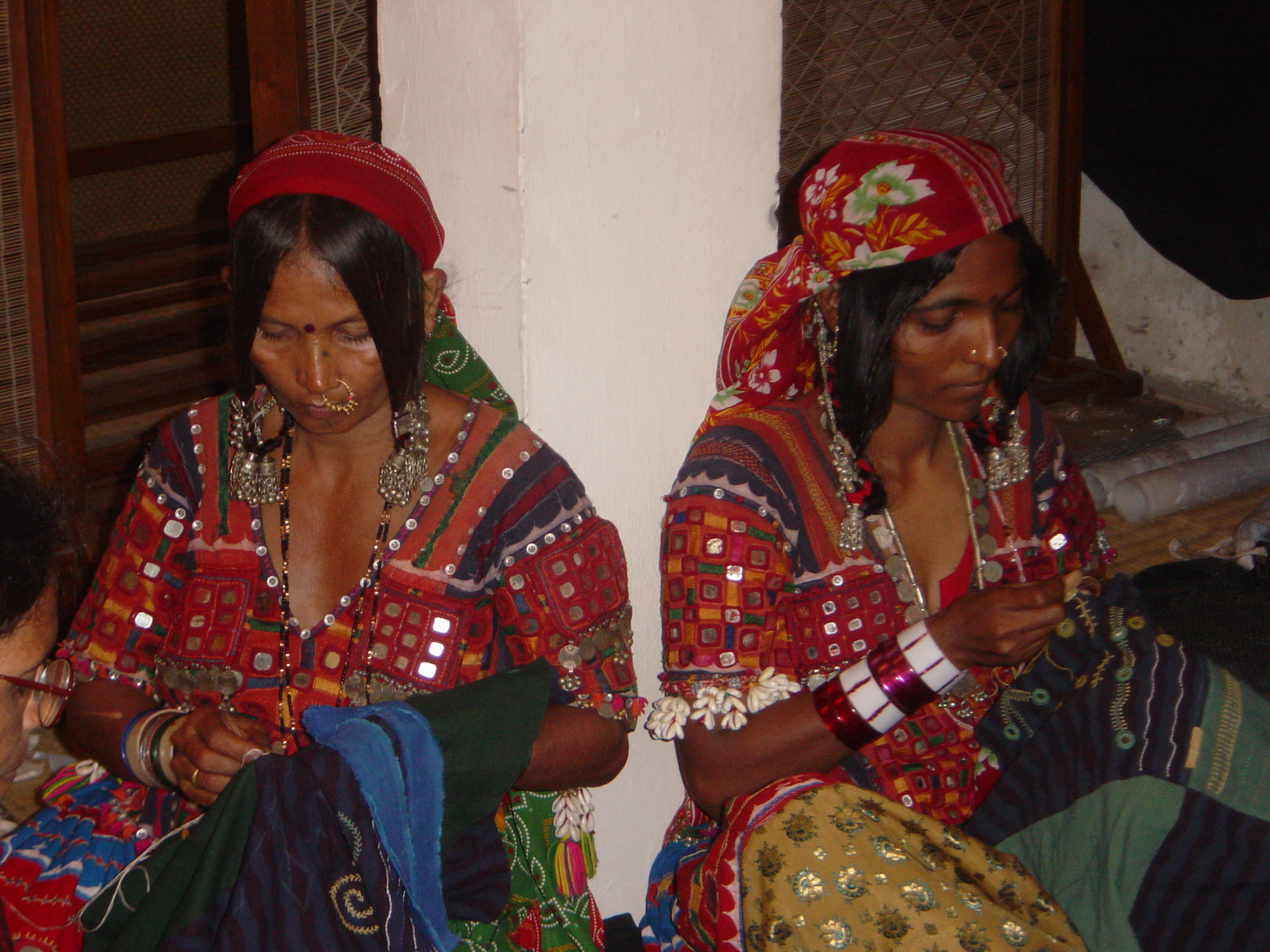 Two women from 'Banjara' community doing embroidery // Image: Encyclocraftsapr