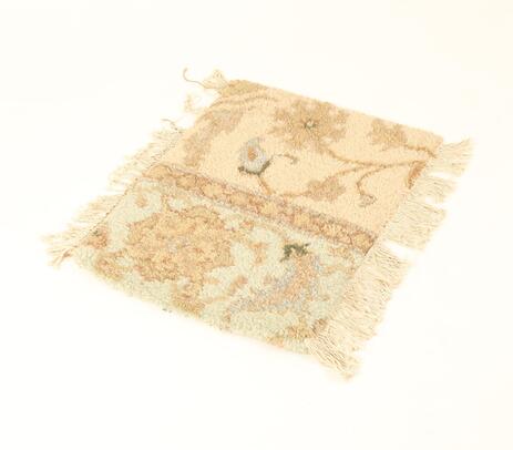 Hand knotted woolen rug with tassels