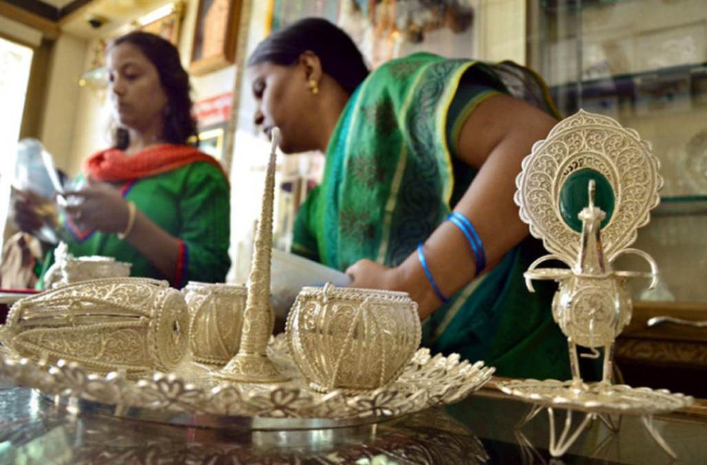 Artisans practising Silver filigree